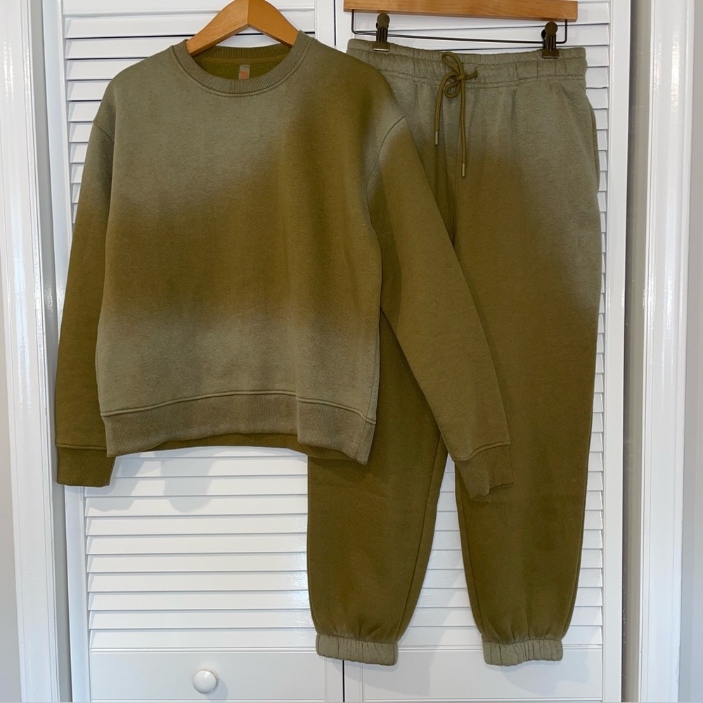 Mono B Fleece Jogger Set Small Green Ombre NWOT
Fleece Sweatshirt & Pants